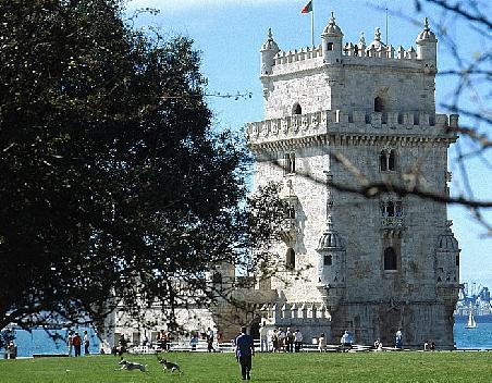 Der Torre de Belém im gleichnamigen Stadtteil an der Tejomündung ist eines der bekanntesten Wahrzeichen Lissabons.