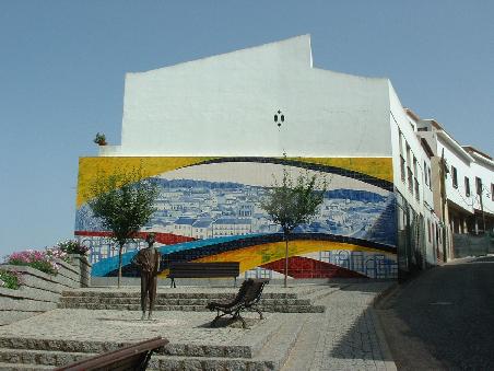 Monchique - Die Verwendung der Kachel (portugiesisch: Azulejo) für kunstvolle Dekorationen und als Bestandteil der Architektur innerhalb wie außerhalb von Gebäuden hat in Portugal eine 500-jährige Tradition.