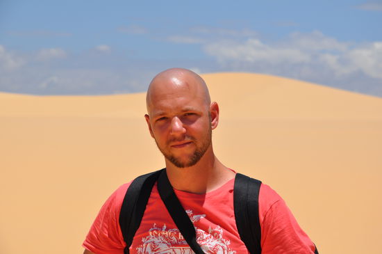 12:00! Die Sonne brennt ganz schoen  
Barfuss geht hier gar nix!!!