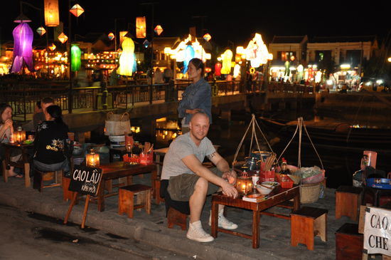 Cao Lau an der Strasse geniessen 