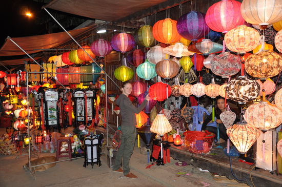 Evi bewundert die schoenen Laternen