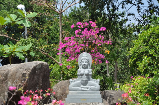 viele kleinere Statuen im Garten um die Tuerme