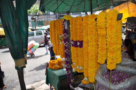 Blumenketten fuer die Tempel und Geisterhaeuschen