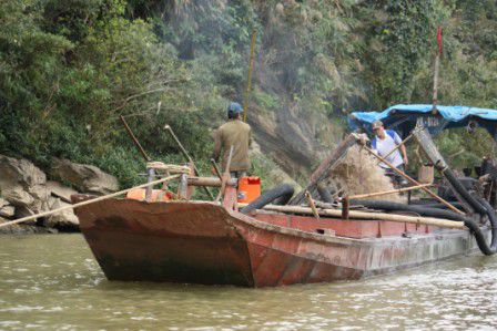 13.03.11 - Fluss-Entsandung per Boot