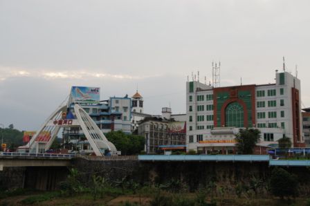 13.03.11 - nur ein Gang über die Brücke ist China entfernt - Grenzübergang in Lao Cai