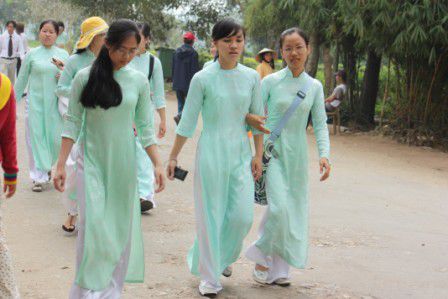 15.03.11 - angehende Lehrerinnen auf dem Weg zur Thien Mu Pagode. Hier erhalten Sie das Wissen, das sie später den Schülern vermitteln sollen.