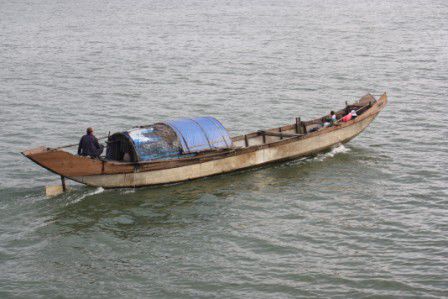 15.03.11 - fahrendes Zuhause der fischenden Boatpeople- nicht alle wollen sesshaft werden