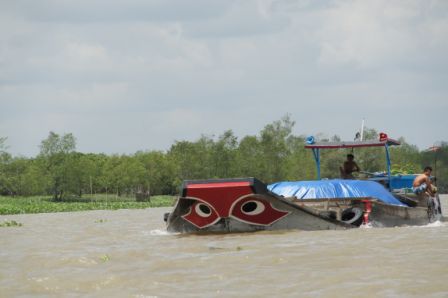 auf dem Mekong - Zum Schutz vor bösen Geistern haben die Boote am Bug meist zwei Drachenaugen angemalt. Diese Augen können das Geschehen auf dem Fluss beobachten und so vor Bösem schützen.