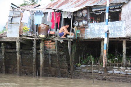 Abwasch am Mekong
