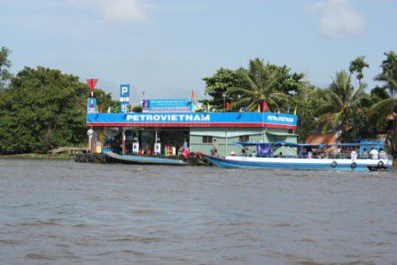 Tankstellenboot im Mekong-Delta