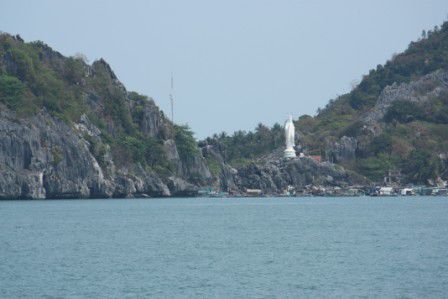 Überfahrt von Rach Gia nach Phu Quoc, vorbei an bewohnten Inseln ...