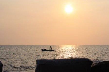 die untergehende Sonne und Blick auf den Golf von Thailand