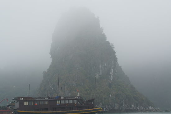 06.03.11 - Ha Long Bucht im Nebel