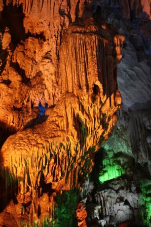 06.03.11 - der stehende Löwe in der ersten Höhle in der Ha Long Bucht