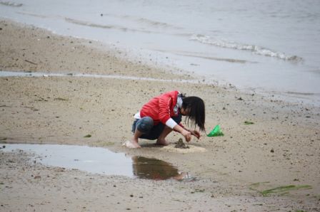 07.03.11 - Kleckerburgen werden überall gebaut (am Strand von Ha Long)
