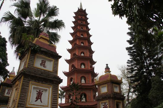 10.03.11 - der Turm der Tran Quoc Pagode