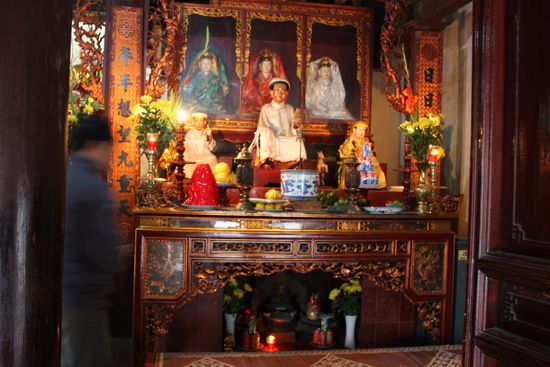 10.03.11 - einer der Altäre in der Tran Quoc Pagode