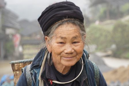 11.03.11 - schwarze H'mong- Frau
