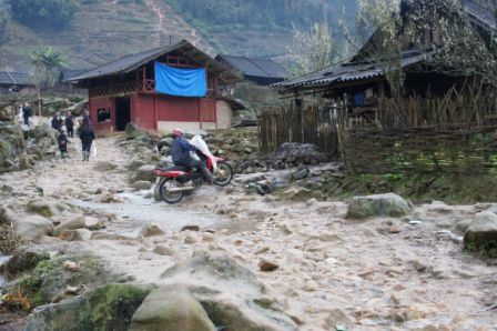 12.03.11 - im Muong Hoa Tal wird auch auif solchen Straßen Motorrad gefahren