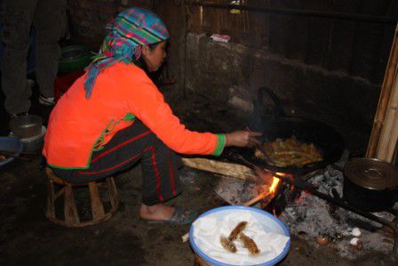 12.03.11 - die von uns gerollten Frühlingsrollen werden frittiert