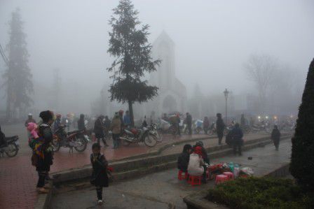 12.03.11 - Sa Pa - alles im Nebel, doch hier vor der Kirche fand (einst) der Liebesmarkt statt