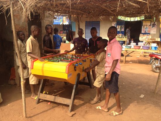 Kinder in Schulkleidung in der Pause beim Soccer. Und die anderen gehen nicht zur Schule?