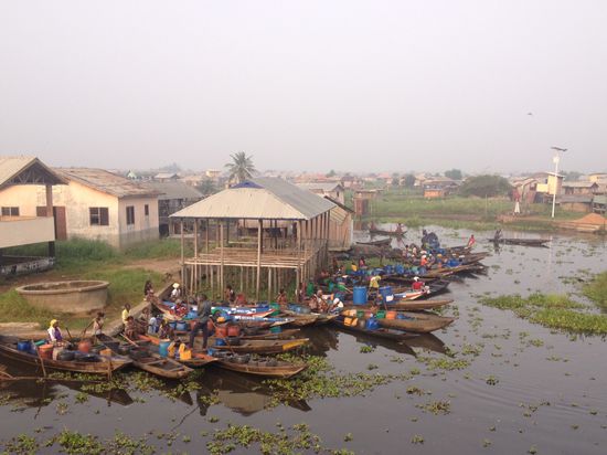 Anstehen an der Wassertankstelle