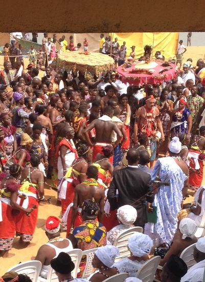 Der Donnergott unter dem roten Schirm