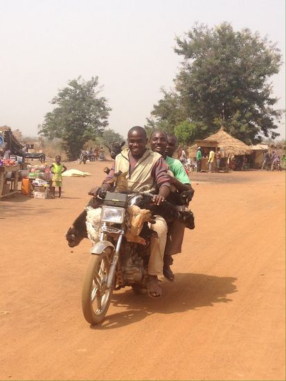Drei Menschen, zwei Ziegen und ein Huhn