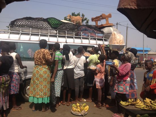 Voll ausgelasteter Minibus -drinnen wie draussen