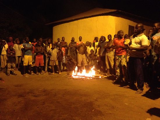 Auch aus der Umgebung kommen die Leute, um den Feuertänzen beizuwohnen