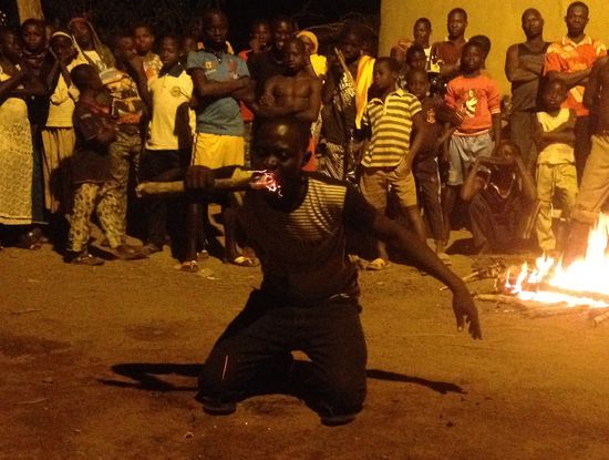 Vom brennenden Holz abbeißen...