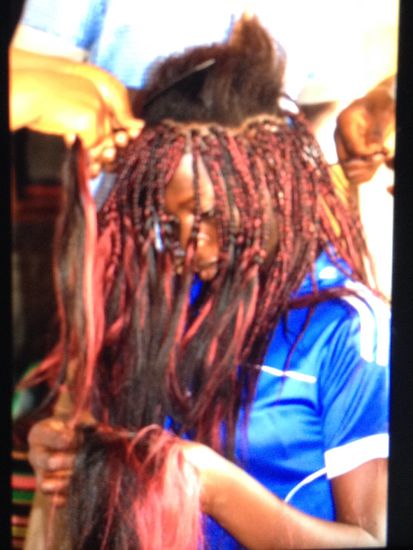 Kunstvolle und Schmerz bescherende Frisuren