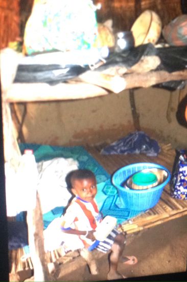 Elterliches Bett und oben drauf die Besitztümer der Familie