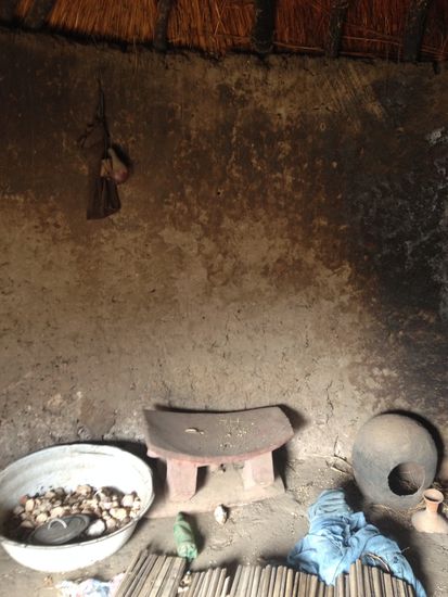 Vor dem Schemel die Schlafmatte der Eltern