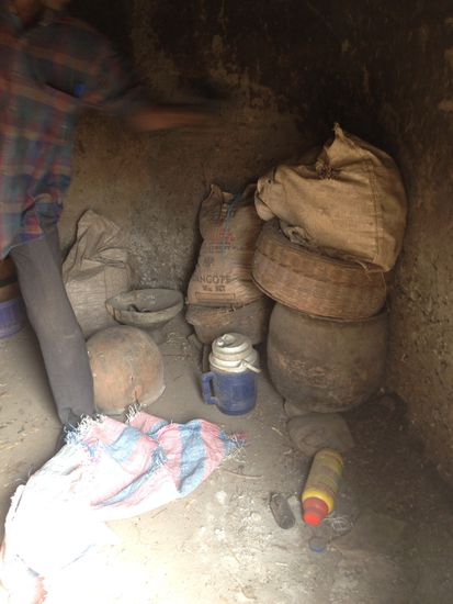 Blick ins Innere eines Hausen in Tanéka Béri, rechts im Korb die Kleidung der Familie, davor Schlafplatz für die Kinder