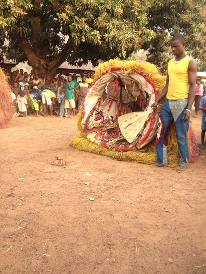 Nach magischer Prozedur fand sich darunter eine Kalebasse mit totem Vogel darauf