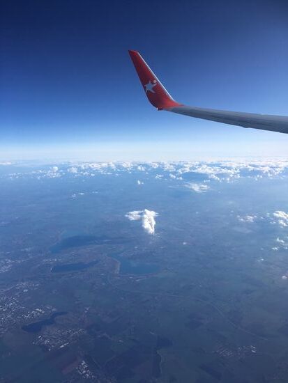 Keine Wolke – nein, es ist ein rauchender Schornstein.