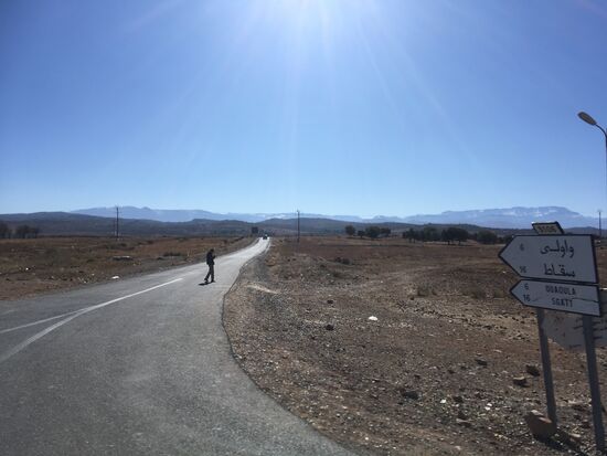 Auf den hohen Bergen im Hintergrund ist Schnee zu erkennen, oder?
