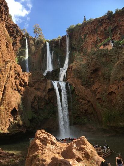 110 m stürzt das Wasser in die Tiefe, unten die Menschen in den Booten oder Flößen
