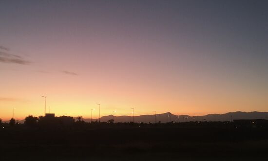 Die Sonne geht auf hinter den Bergen