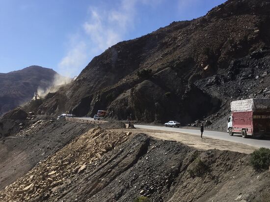 Staubwolke aus abgehendem Geröll während Baggerarbeiten