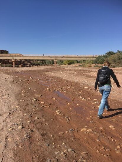 Durchs ausgetrocknete Flussbett des Asif Mellah