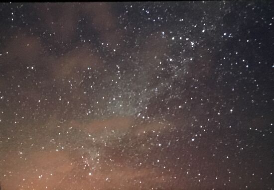 Das rötlich schimmernde sind Wolken, der weiße Schleier ist die Milchstraße
