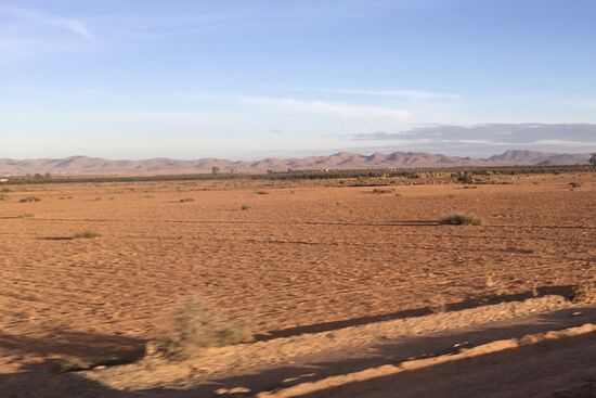 Kleine Hügelkette in der Gegend um El Kelaâ des Sraghna