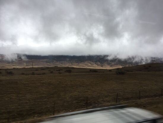 Die Landschaft verschwindet in Wolken
