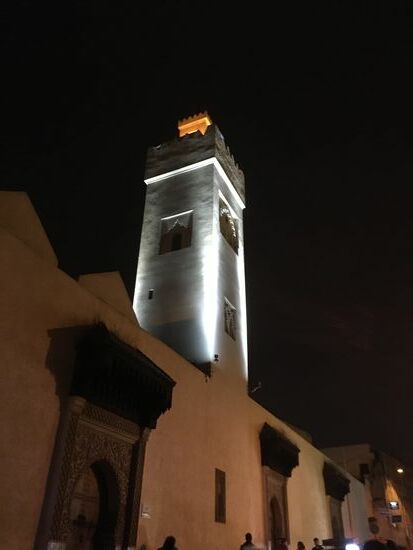 Wenn Minarette keine Muster aufweisen,handelt es sich um eine Freitagsmoschee.
Minarette die mit Kacheln verziert sind, gehören zu Hochschulen.