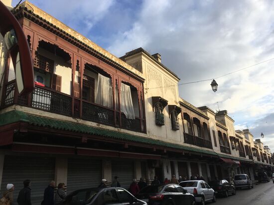 Häuser mit schönen Balkonen im jüdischen Viertel