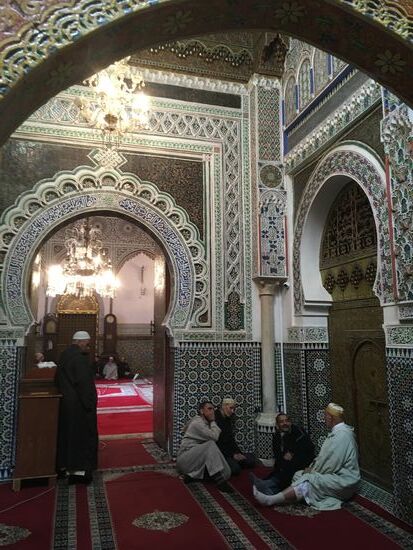 Hier befindet sich die Zaouia von  Mulai Idris II. Es ist das Grabmal von Idriss II und eines der meist verehrten Heiligtümer Marokkos