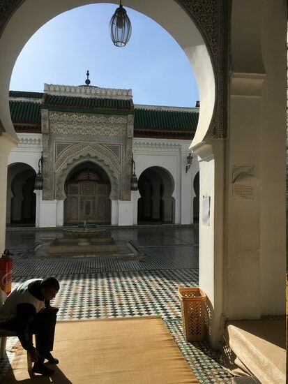 Blick auf den Innenhof der  Universität al-Qarawīyīn…